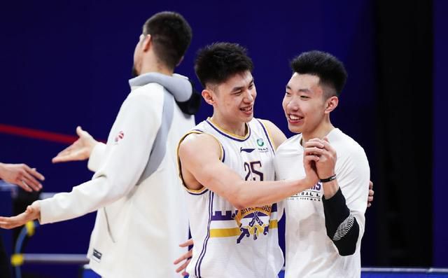 在他丈夫面前